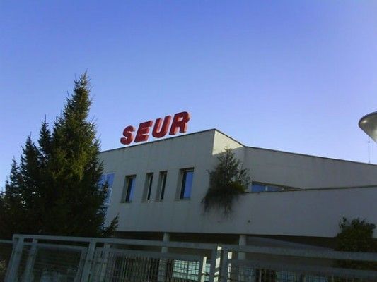 Un edificio con la palabra seur encima.
