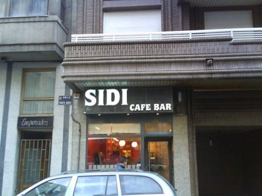 Un coche está aparcado delante del bar cafetería Sidi.