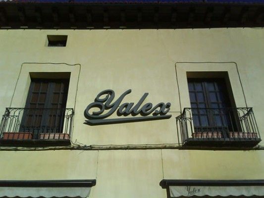 Un edificio con la palabra yalex en él.