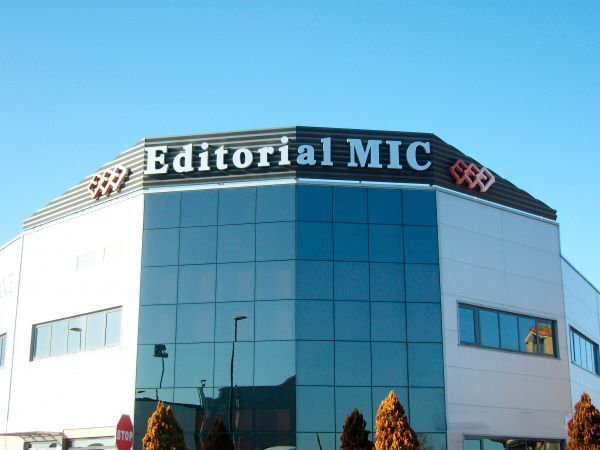 Un edificio con un cartel que dice micrófono editorial.