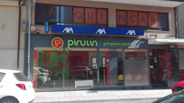 Un coche está aparcado delante de una tienda Quincar.