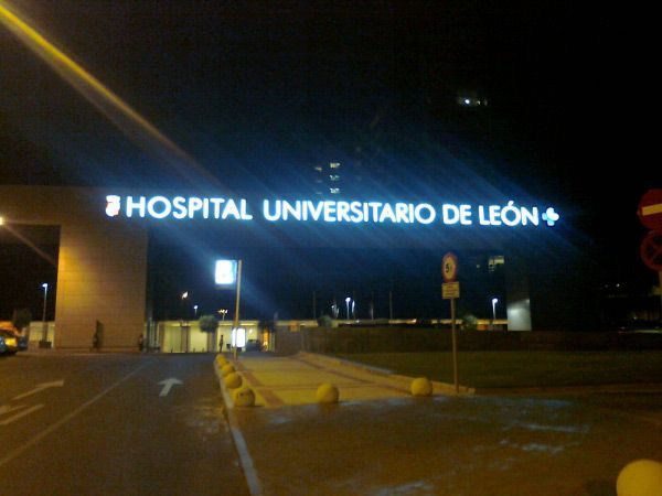 El Hospital Universitario de León se ilumina por la noche