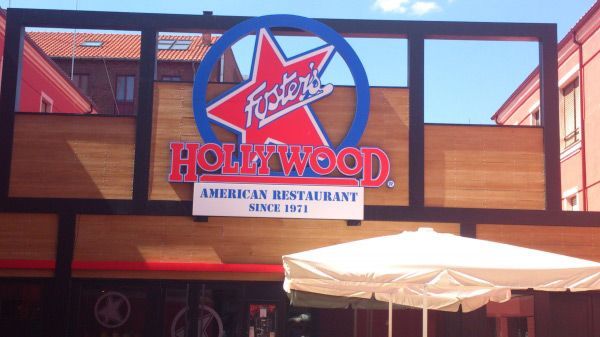 El exterior de un restaurante llamado Fosters Hollywood.