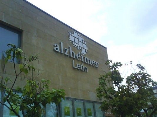 Un edificio con un cartel que dice Alzheimer Leon.