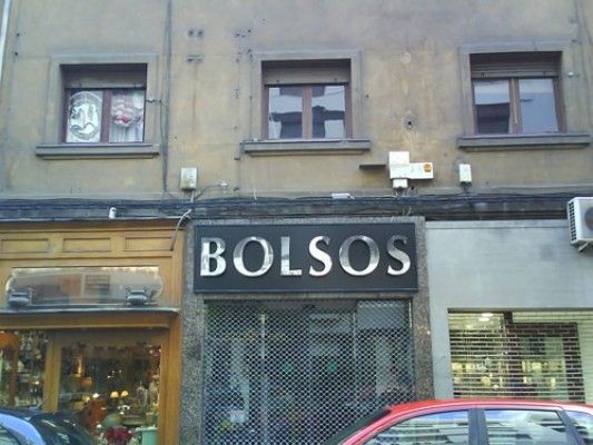 Un edificio con un cartel que dice bolsos.