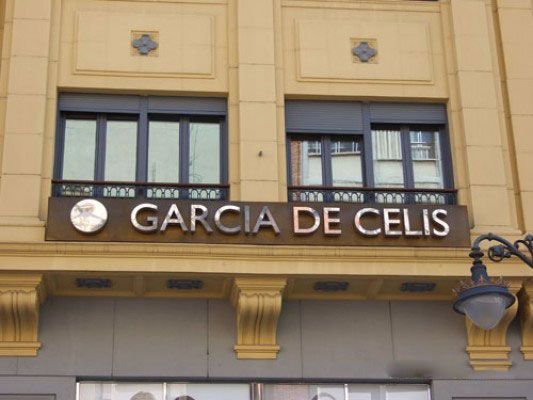 Un edificio con un cartel que dice garcia de celis