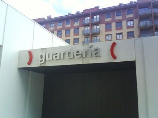 Un edificio con un cartel que dice guardia.