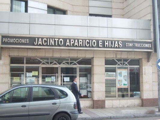 Un coche está aparcado delante de Jacinto Aparicio e Hijas.