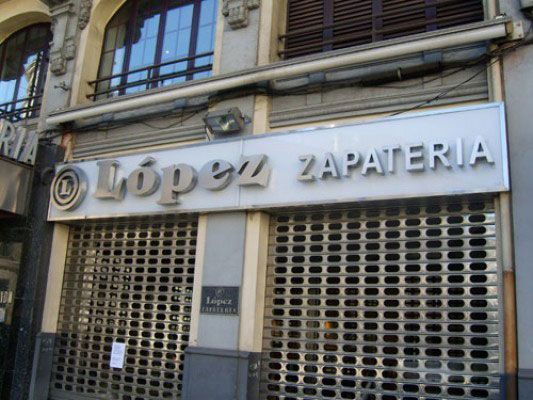 Un frente de tienda con un cartel que dice López Zapatería.