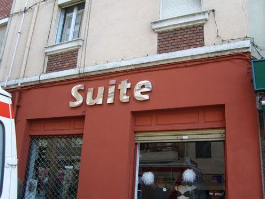 Un edificio rojo con la palabra suite en él.