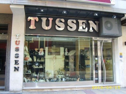 Un escaparate con la palabra tussen escrita en él