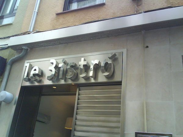 Un edificio con un cartel que dice le bistro.