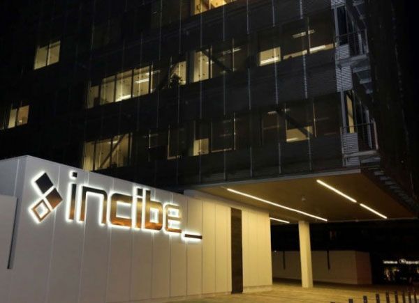 Un edificio que tiene la palabra incitar.