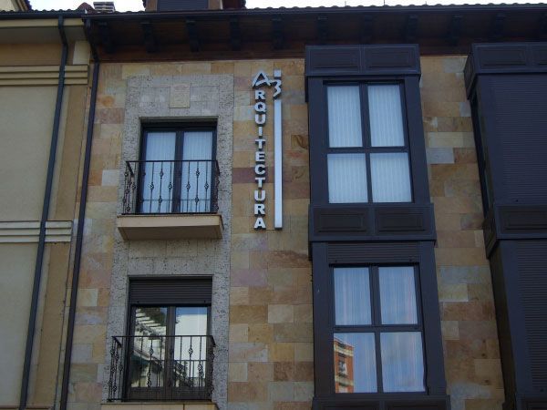 Un edificio con un cartel que dice arquitectura.
