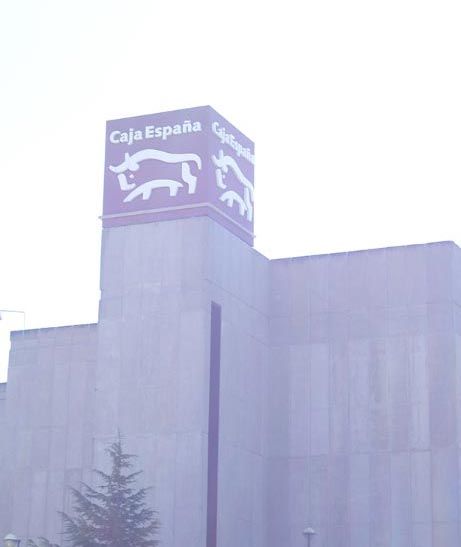 Un edificio morado con un cartel que dice Caja España.