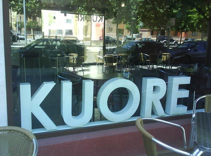 La palabra kuore está en la ventana de un restaurante.