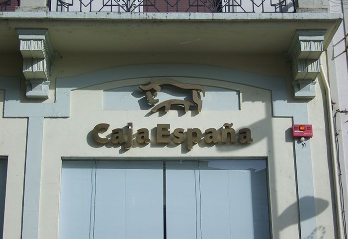 Un edificio con la palabra Caja España en él.