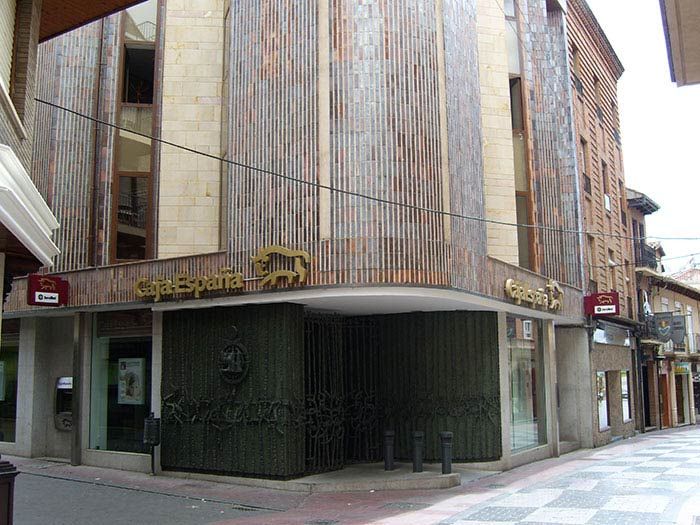 Un edificio con un cartel que dice Caja Española.