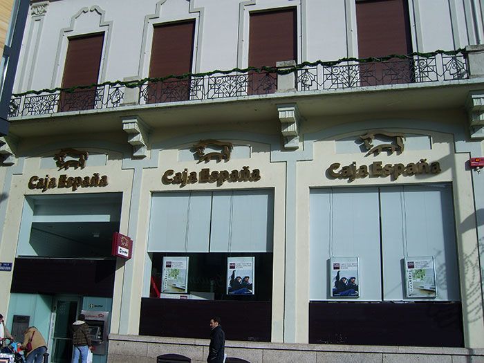 Caja España está escrito en el lateral de un edificio
