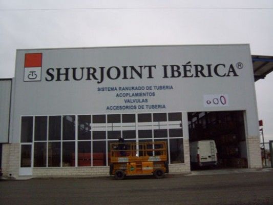 Un edificio con la palabra shurjoint iberica en él