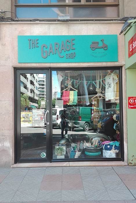 Un frente de tienda con un cartel que dice 