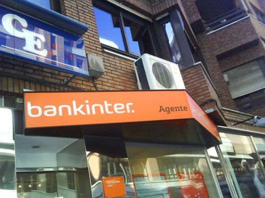 Un cartel de Bankinter cuelga del costado de un edificio.
