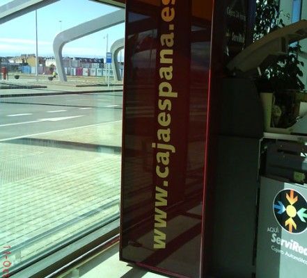 Un cartel que dice www.cajaespana.es