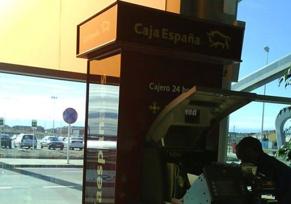 Un hombre se encuentra frente a una máquina de Caja España.