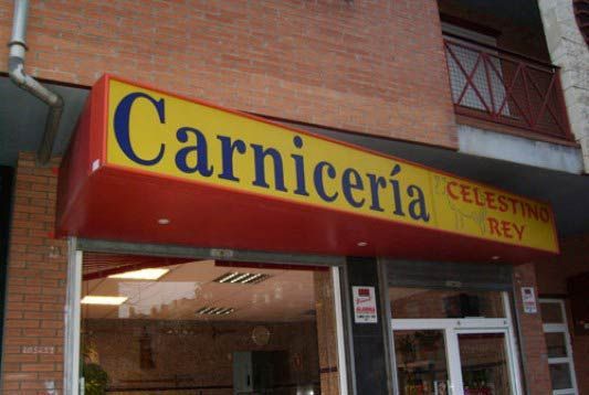 Un cartel amarillo y rojo para carniceria celestino rey
