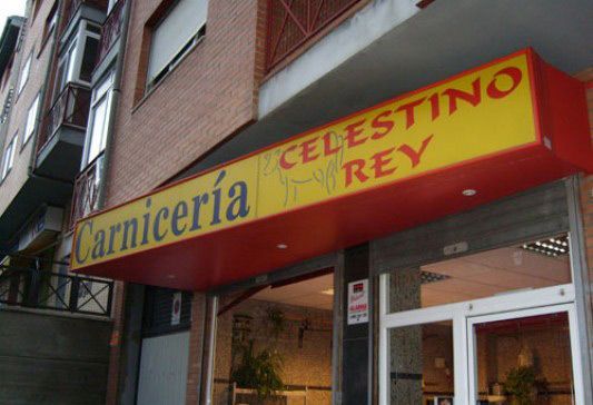 Un cartel amarillo y rojo para Celestino Rey.