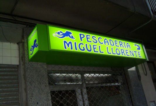 Un cartel verde que dice pescaderia miguel llorente