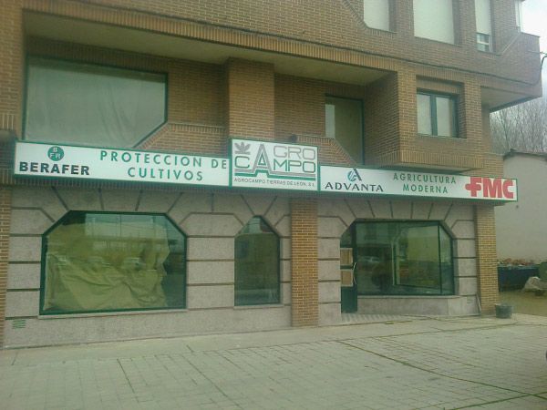 Un edificio con un cartel que dice protección de cultivos.