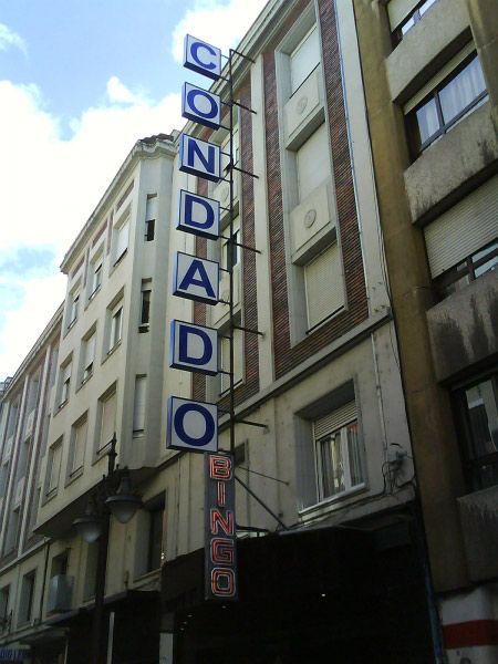 Un edificio con un cartel que dice Condado Bingo.