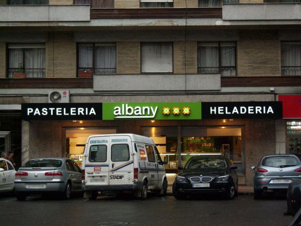 Los coches están aparcados frente a la pastelería y heladería Albany.