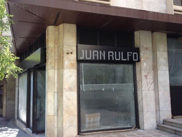 Un escaparate con un cartel que dice Juan Rulfo