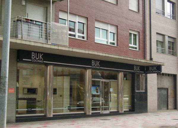 Un edificio con la palabra buk en él.