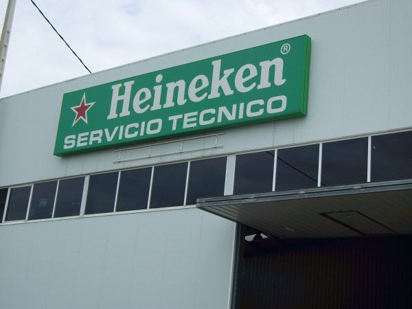 Un cartel de servicio técnico de Heineken está en el costado de un edificio.