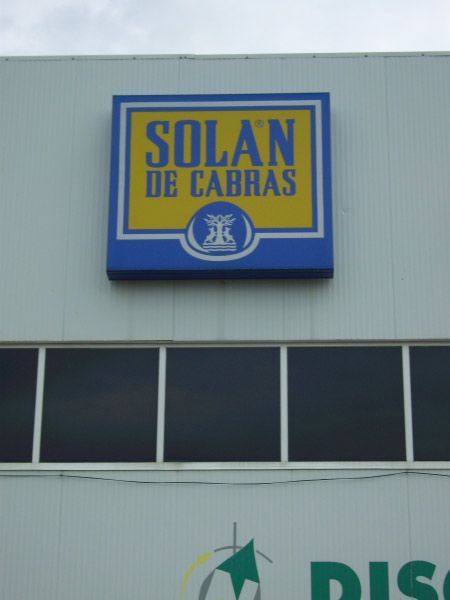 Un cartel en el costado de un edificio que dice solan de cabras