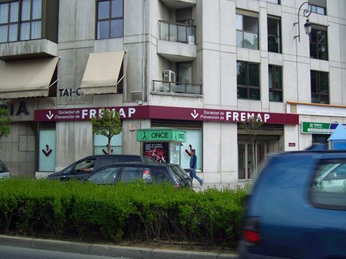 Un edificio con un cartel rojo que dice fremap