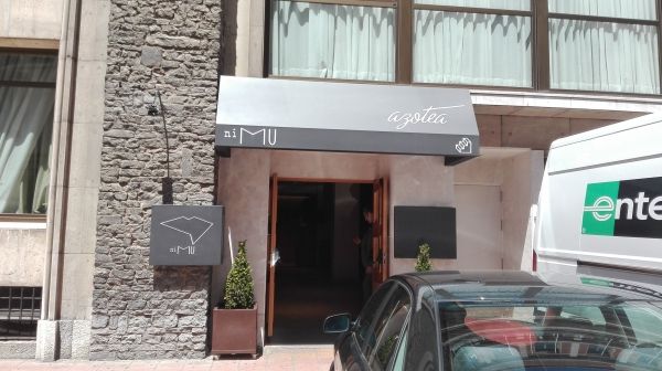 Una camioneta blanca que dice lente está estacionada frente a un edificio