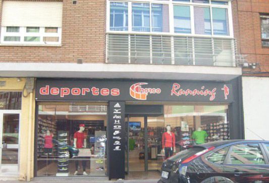 Un escaparate con la palabra deportes en él
