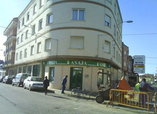 Un edificio con un cartel que dice asaja.