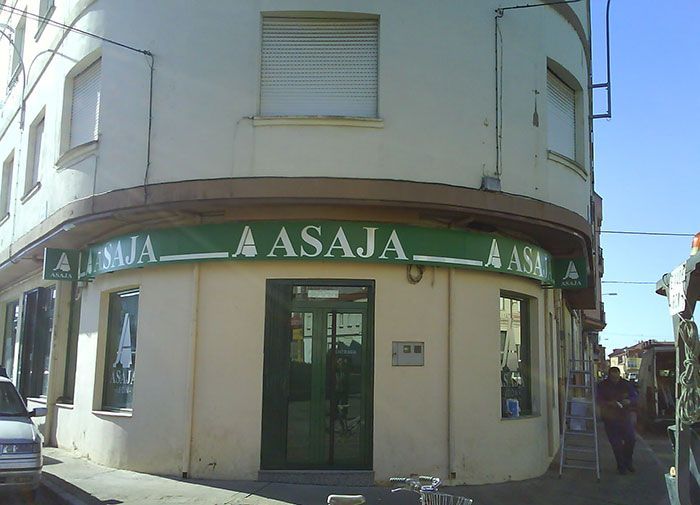 Un edificio con un cartel verde que dice saja