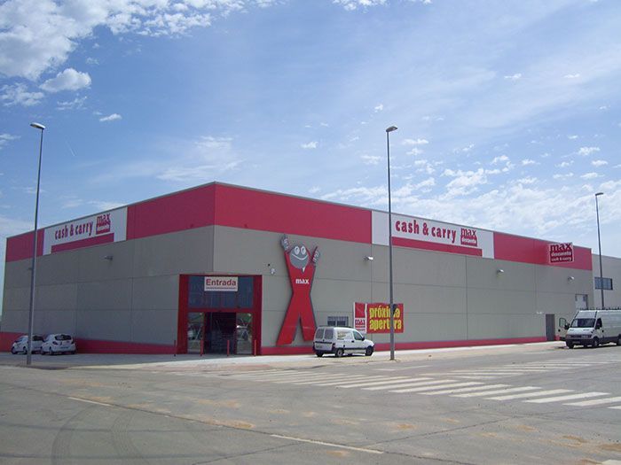 Un edificio rojo y gris con un cartel que dice 