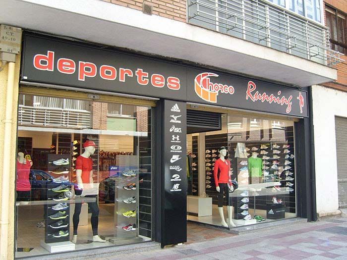 Un escaparate con un cartel que dice deportes