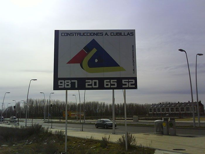 Un cartel que tiene el número 987 20 65 52.