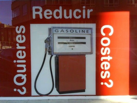 Un cartel que dice reducir costes