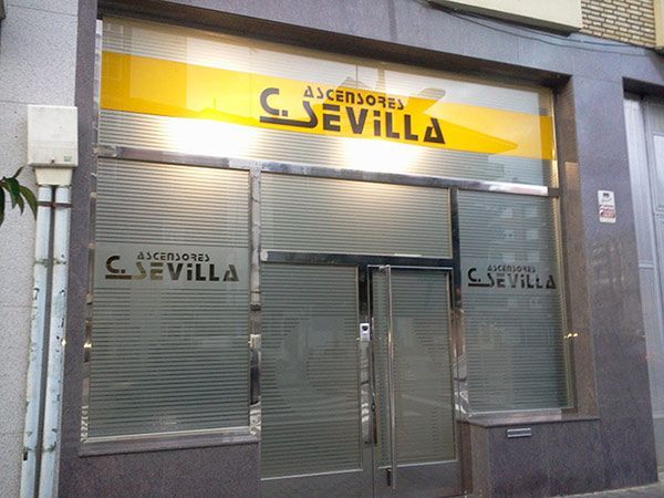 Un escaparate con un cartel que dice C. Sevilla