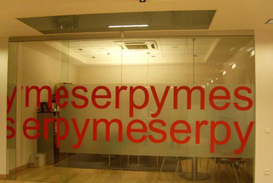 Una pared de cristal con las palabras 