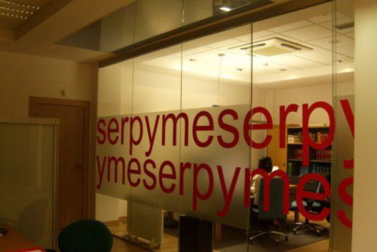 La palabra serpymeserpy está en una pared de cristal.